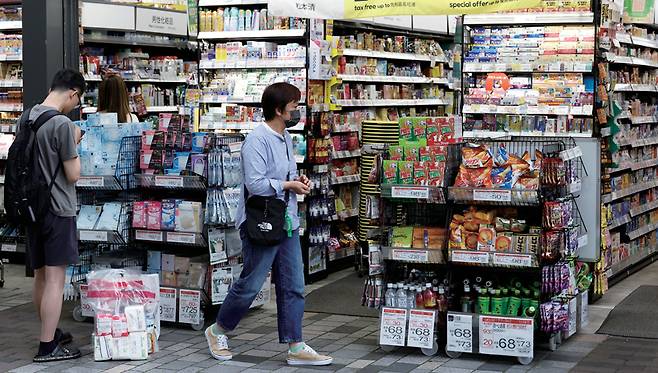 6월9일 일본 도쿄 긴자 쇼핑지구 앞을 사람들이 지나가고 있다. ⓒEPA 연합