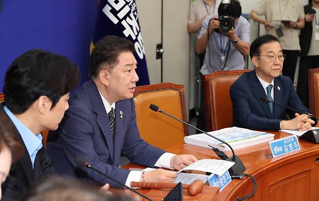 김병기 더불어민주당 대표 직무대행 겸 원내대표(왼쪽 두 번째)가 14일 서울 여의도 국회에서 열린 최고위원회의에서 발언하고 있다. ⓒ연합뉴스