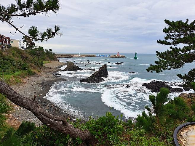 &nbsp;경주시 양남면 파도소리길에서 멀리 바라보이는&nbsp; 읍천항의 등대 모습 ⓒ이승표기자