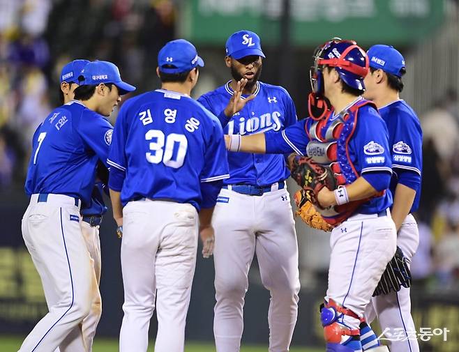 잠실 LG 트윈스와 원정경기에서 승리를 거둔 삼성 라이온즈 선수들. 스포츠동아 DB