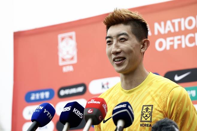 축구국가대표팀 수문장이자 주장 조현우가 성남종합운동장에서 진행된 팀 훈련에 앞서 취재진과 인터뷰를 하고 있다. 그는 15일 용인미르스타디움에서 열릴 일본과 E-1 챔피언십 최종 3차전을 무실점으로 막아 한국의 우승에 일조하겠다고 다짐했다. 사진제공｜대한축구협회