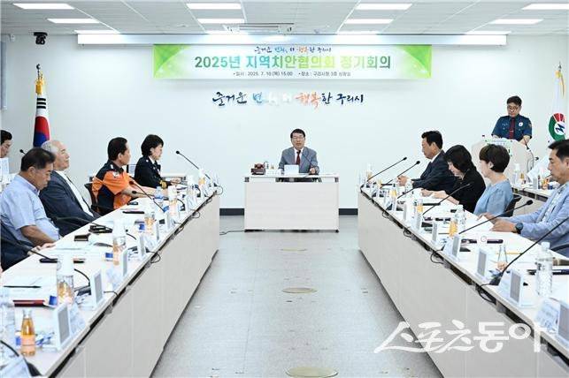 백경현 시장이 지난 10일 시청 상황실에서 ‘2025년 구리시 지역치안협의회’를 개최했다. 사진제공ㅣ구리시