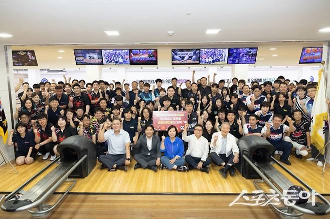 제25회 고양특례시의회 의장배가 지난 13일 주엽동 뉴서울볼링장에서 볼링대회’ 기념 촬영하고 있다. 사진제공ㅣ고양시의회