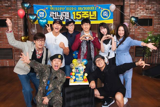 지난 11일 진행된 15주년 녹화에서 포즈를 취하고 있는 SBS 예능 ‘런닝맨’의 멤버들. 사진 SBS