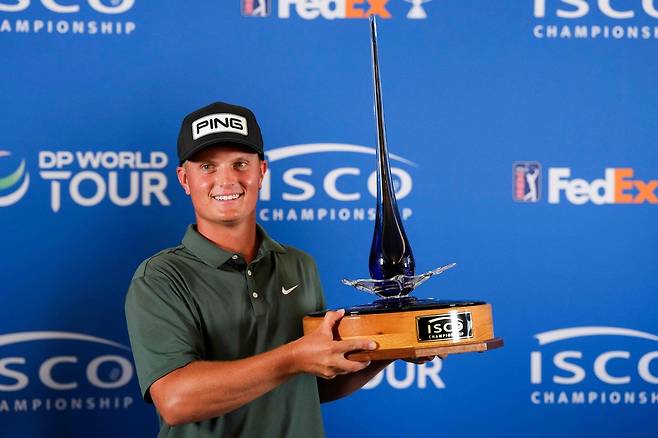 PGA 투어 유망신인 윌리엄 모우가 14일 미국 켄터키주 루이빌 허츠본CC에서 열린 PGA투어 ISCO 챔피언십 최종라운드에서 역전 우승한 뒤 트로피를 들고 활짝 웃고 있다. 루이빌｜AFP연합뉴스