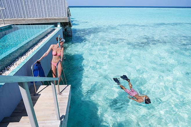 워터 빌라 데크에서는 바다로 이어진 사다리로 언제든 스노클링을 즐길 수 있다. 사진제공|팜투어