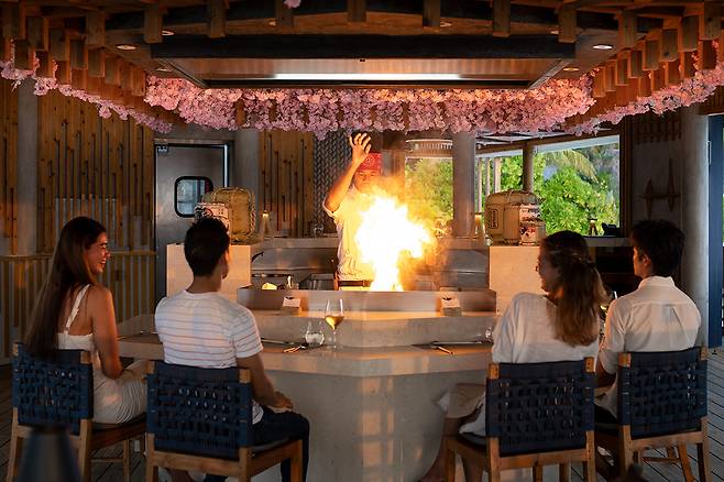 화려한 데판야키 퍼포먼스를 감상할 수 있는 일식 레스토랑 코토. 사진제공|팜투어