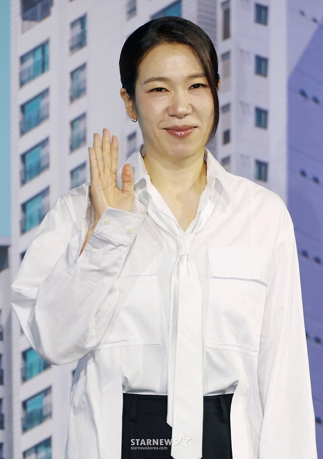 배우 염혜란이 14일 오전 서울 중구 앰배서더 서울 풀만 호텔에서 진행된 넷플릭스 오리지널 영화 '84 제곱미터' 제작발표회에 참석해 포즈를 취하고 있다.  84제곱미터 아파트로 내 집 마련에 성공한 영끌족 우성이 정체를 알 수 없는 층간소음에 시달리며 벌어지는 예측불허 스릴러 '84 제곱미터'는 오는 18일 공개된다. /2025.07.14 /사진=이동훈 photoguy@