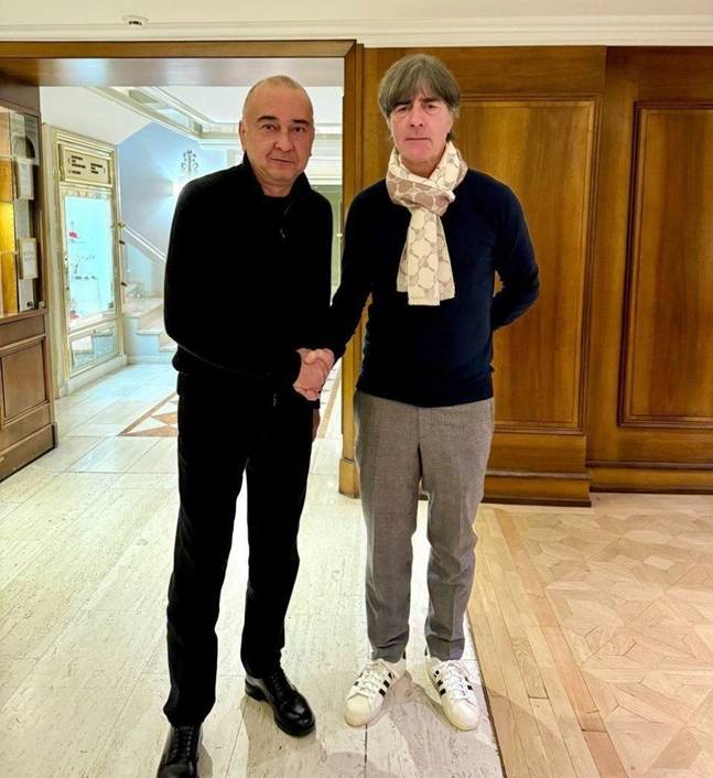 파코타코르 구단주와 악수를 하고 있는 뢰브 감독. /사진=X