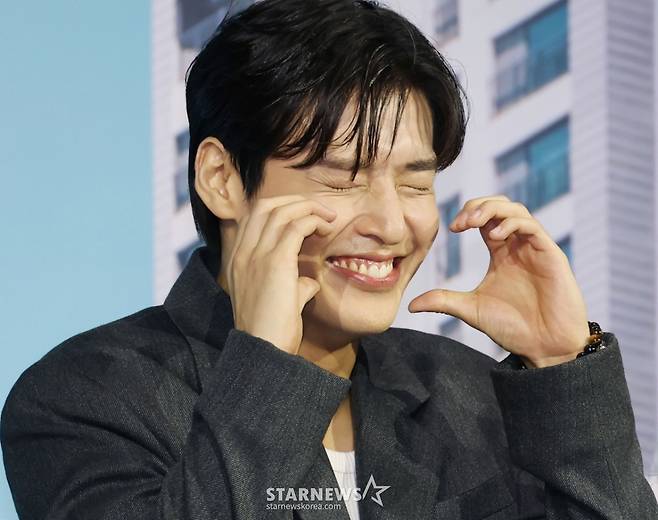 배우 강하늘이 14일 오전 서울 중구 앰배서더 서울 풀만 호텔에서 진행된 넷플릭스 오리지널 영화 '84 제곱미터' 제작발표회에 참석해 포즈를 취하고 있다. 84제곱미터 아파트로 내 집 마련에 성공한 영끌족 우성이 정체를 알 수 없는 층간소음에 시달리며 벌어지는 예측불허 스릴러 '84 제곱미터'는 오는 18일 공개된다. /2025.07.14 /사진=이동훈 photoguy@