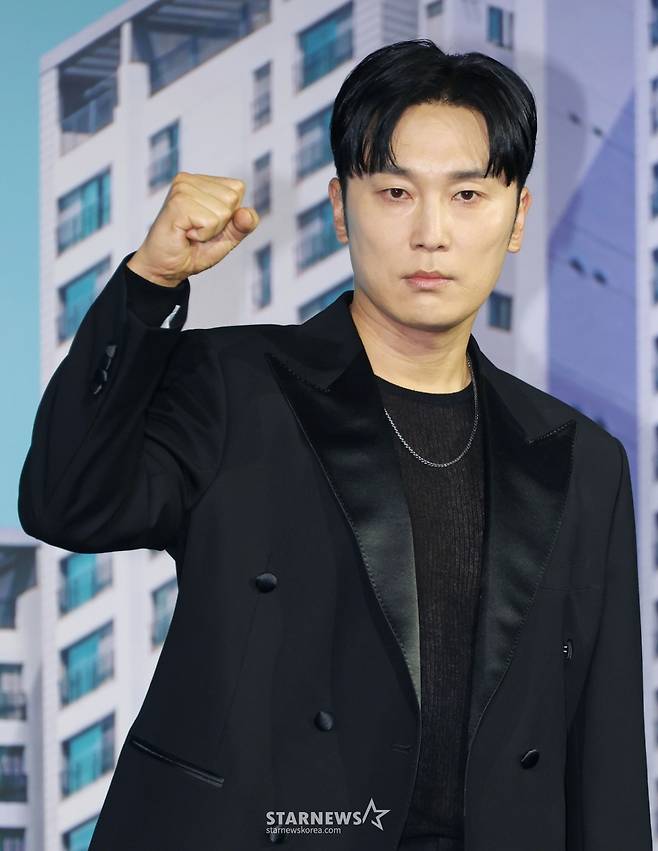 배우 서현우가 14일 오전 서울 중구 앰배서더 서울 풀만 호텔에서 진행된 넷플릭스 오리지널 영화 '84 제곱미터' 제작발표회에 참석해 포즈를 취하고 있다.  84제곱미터 아파트로 내 집 마련에 성공한 영끌족 우성이 정체를 알 수 없는 층간소음에 시달리며 벌어지는 예측불허 스릴러 '84 제곱미터'는 오는 18일 공개된다. /2025.07.14 /사진=이동훈 photoguy@