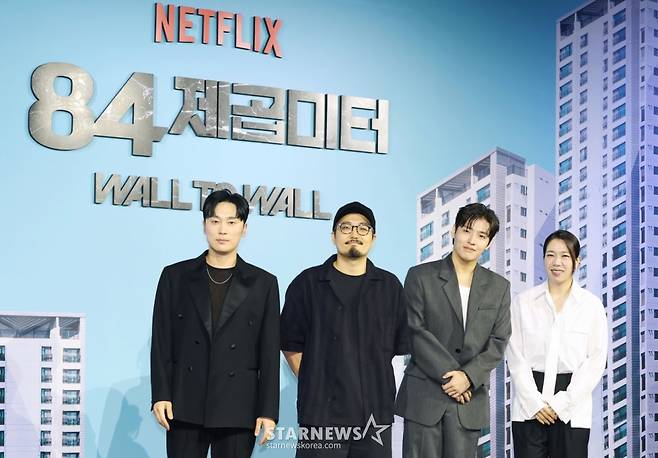 배우 서현우, 김태준 감독, 배우 강하늘, 염혜란이 14일 오전 서울 중구 앰배서더 서울 풀만 호텔에서 진행된 넷플릭스 오리지널 영화 '84 제곱미터' 제작발표회에 참석해 포즈를 취하고 있다.  84제곱미터 아파트로 내 집 마련에 성공한 영끌족 우성이 정체를 알 수 없는 층간소음에 시달리며 벌어지는 예측불허 스릴러 '84 제곱미터'는 오는 18일 공개된다. /2025.07.14 /사진=이동훈 photoguy@