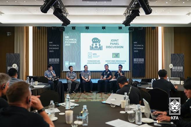 MIK 테크니컬 익스체인지 중. /사진=대한축구협회(KFA) 제공