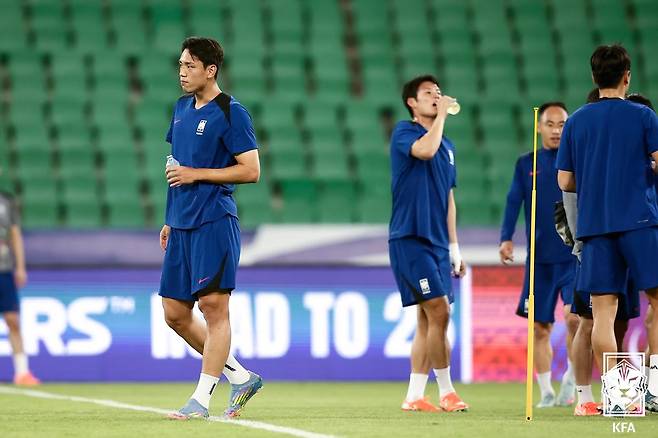 훈련 중 잠시 숨을 고르고 있는 축구 국가대표팀 공격수 오세훈(왼쪽). /사진=대한축구협회 제공