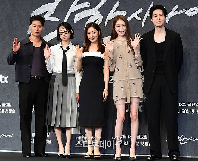 ‘착한 사나이’ 제작발표회에 참석한 박훈, 류혜영, 오나라, 이성경, 이동욱(왼쪽부터). 사진| 강영국 기자