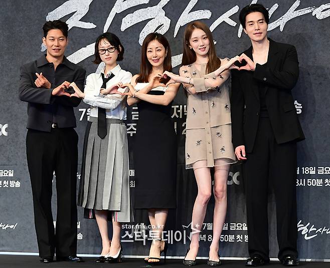 ‘착한 사나이’ 제작발표회에 참석한 박훈, 류혜영, 오나라, 이성경, 이동욱(왼쪽부터). 사진| 강영국 기자