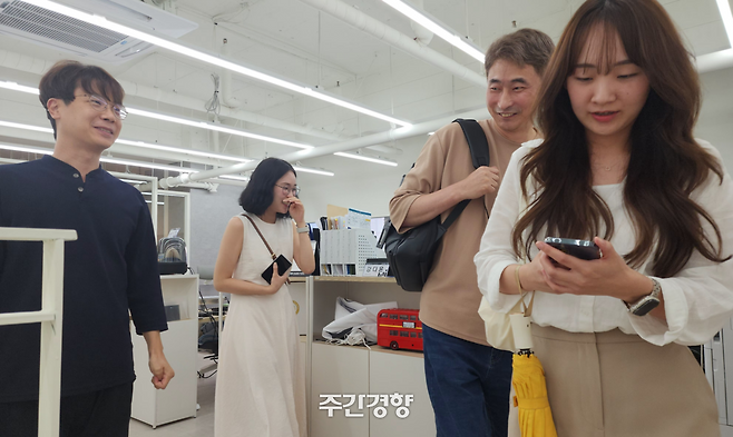 정보통신(IT)업체인 트웬티온스 직원들이 지난 7월 8일 오후 5시 40분경 퇴근하고 있다. 이 회사는 평일 근로시간을 1시간 줄이는 방식으로 주 4.5일제를 시행하고 있다. 이재덕 기자