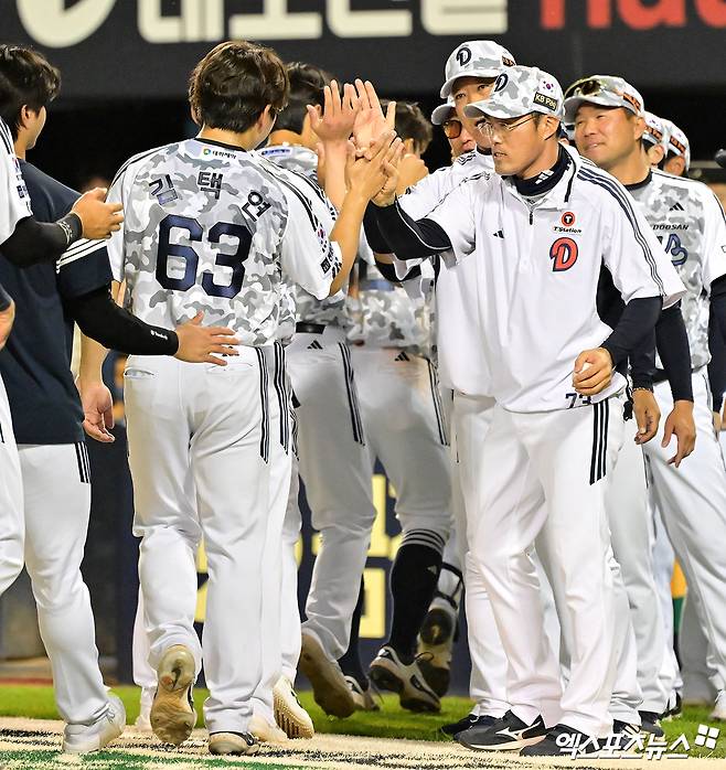 5일 오후 서울 송파구 잠실야구장에서 열린 '2025 신한 SOL Bank KBO리그' KIA 타이거즈와 두산 베어스의 경기, 두산이 연장 10회말 김민석의 끝내기 안타에 힘입어 KIA에 2:1 승리를 거뒀다. 두산 조성환 감독대행이 선수들과 함께 기뻐하고 있다. 엑스포츠뉴스 DB
