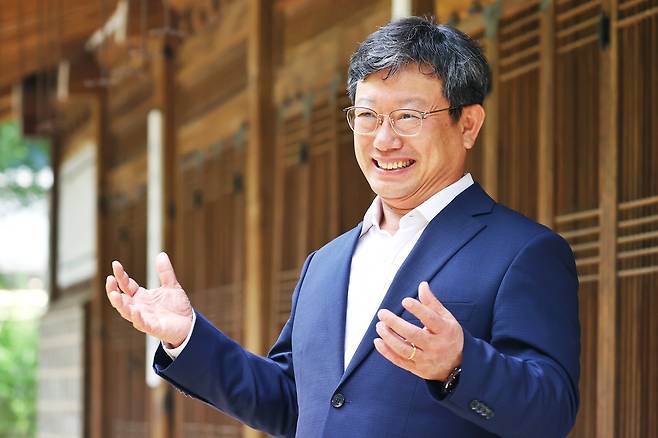 이귀영 국가유산진흥원장     (서울=연합뉴스) 진연수 기자 = 이귀영 국가유산진흥원장이 지난 7일 서울 중구 한국의집에서 인터뷰한 뒤 기념 촬영을 하고 있다. 2025.7.14
    jin90@yna.co.kr