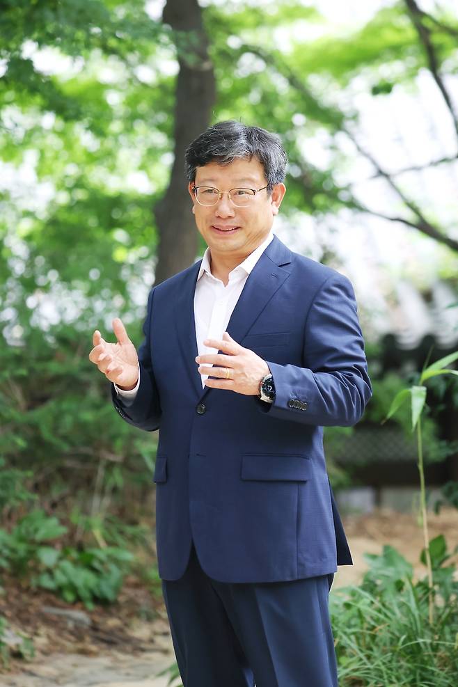 이귀영 국가유산진흥원장     (서울=연합뉴스) 진연수 기자 = 이귀영 국가유산진흥원장이 지난 7일 서울 중구 한국의집에서 인터뷰한 뒤 기념 촬영을 하고 있다. 2025.7.14
    jin90@yna.co.kr