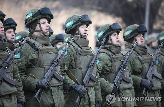 2022년 1월 카자흐스탄 철수 기념식서 행진하는 러시아군 [EPA 사진]