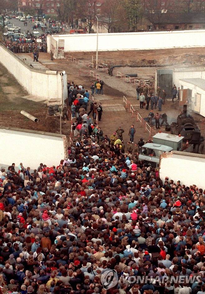 통일에 성공한 독일 1989년 11월 베를린장벽 무너질 때의 모습[EPA]