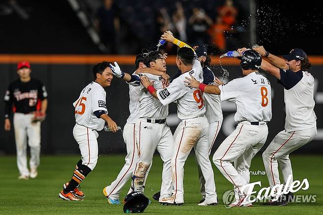 끝내버린 문현빈 (서울=연합뉴스) 10일 대전 한화생명 볼파크에서 열린 프로야구 2025 신한 SOL 뱅크 KBO리그 KIA 타이거즈와 한화 이글스의 경기 9회말 2사 만루, 끝내기 안타를 친 한화 문현빈이 환호하고 있다. 2025.7.10 [한화 이글스 제공, 재판매 및 DB 금지] seephoto@yna.co.kr