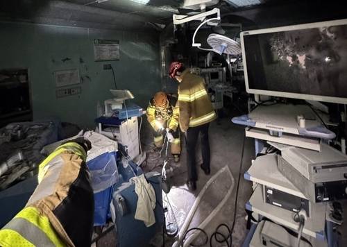 광주 조선대병원 수술실서 화재 (광주=연합뉴스) 14일 오전 광주 동구 조선대병원 수술실에서 불이 나 소방대원이 안전조치를 하고 있다. 불은 10분 만에 자체 진화됐으나 환자와 의료진 등이 대피하고 일부가 연기를 들이마시는 피해를 호소했다. 2025.7.14 [광주 동부소방서 제공. 재판매 및 DB 금지] iny@yna.co.kr