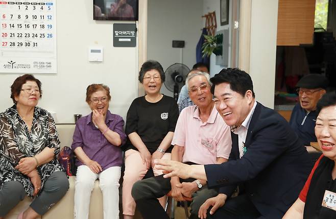 관악구 삼성동 경로당을 방문해 어르신들과 대화하는 박준희 구청장 [관악구 제공. 재판매 및 DB 금지]