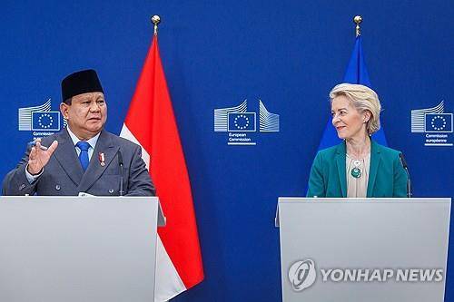 프라보워 인도네시아 대통령과 폰데어라이엔 EU 집행위원장 (브뤼셀 EPA=연합뉴스) 2025년 7월 13일 벨기에 브뤼셀의 유럽연합(EU) 집행위원회 청사에서 프라보워 수비안토(왼쪽) 인도네시아 대통령과 우르줄라 폰데어라이엔(오른쪽) EU 집행위원장이 공동기자회견을 열고 자유무역협정(FTA) 진전을 위한 정치적 합의에 도달했다고 밝히고 있다. (EPA/OLIVIER MATTHYS) 2025.7.14.
