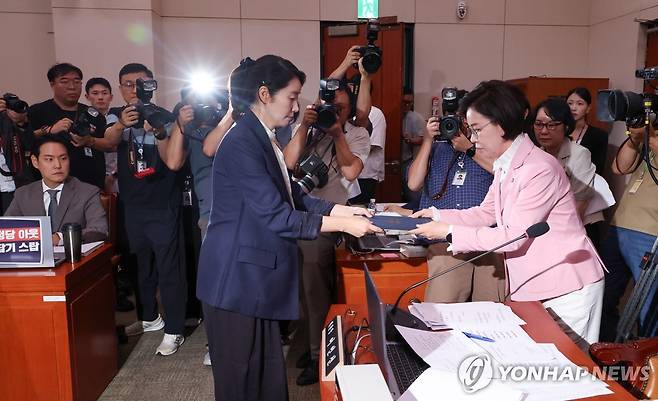 선서문 전달하는 강선우 여가부 장관 후보자 (서울=연합뉴스) 김주성 기자 = 강선우 여성가족부 장관 후보자가 14일 국회 여성가족위원회에서 열린 인사청문회에서 선서한 뒤 국민의힘 소속 이인선 위원장에게 선서문을 전달하고 있다. 2025.7.14 utzza@yna.co.kr