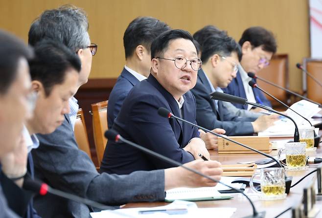 주간업무회의서 발언하는 이장우 대전시장  [대전시 제공. 재판매 및 DB 금지]