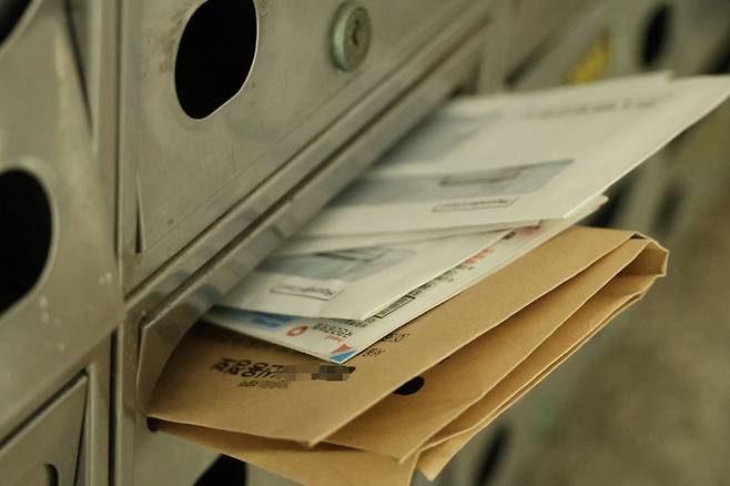 모자 집 우편함에 있는 우편물 [촬영 강수환]