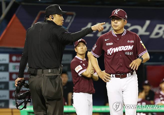 홍원기 감독 '판정이 불만' (서울=연합뉴스) 김성민 기자 = 10일 서울 잠실야구장에서 열린 2025 프로야구 키움 히어로즈와 LG 트윈스의 경기. 8회초 1사 1, 2루 키움 원성준 타격 후 비디오 판독으로 병살 아웃되자 홍원기 감독이 심판과 대화하고 있다. 2025.7.10 ksm7976@yna.co.kr