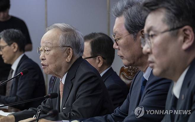노동 정책관련 경영계 입장 말하는 손경식 경총 회장 (서울=연합뉴스) 황광모 기자 = 14일 서울 마포구 한국경영자총협회에서 열린 더불어민주당 환노위·경제 6단체 노동 정책간담회에서 손경식 경총 회장이 노조법 개정과 관련한 경제단체의 입장을 말하고 있다. 2025.7.14 hkmpooh@yna.co.kr