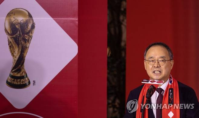 월드컵 트로피 공개행사에서 환영사 하는 이용수 축구협회 부회장 (서울=연합뉴스) 황광모 기자 = 24일 오후 서울 영등포구 더 현대에서 열린 국제축구연맹(FIFA) 월드컵 트로피 월드투어 행사에서 이용수 축구협회 부회장이 환영사를 하고 있다. 2022.8.24 hkmpooh@yna.co.kr