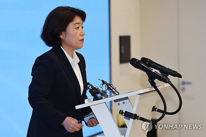 김건희 특검 브리핑하는 오정희 특검보 (서울=연합뉴스) 서대연 기자 = 윤석열 전 대통령 부인 김건희 여사와 관련한 각종 의혹 사건을 수사하는 민중기 특별검사팀 오정희 특검보가 8일 서울 종로구 KT광화문빌딩에서 정례 브리핑을 하고 있다. 2025.7.8 dwise@yna.co.kr