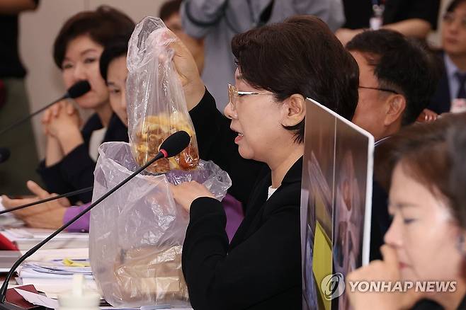 음식물 쓰레기 들고서 갑질의혹 추궁하는 이달희 의원 (서울=연합뉴스) 김주성 기자 = 국민의힘 이달희 의원이 14일 국회 여성가족위원회에서 열린 강선우 여성가족부 장관에 대한 인사청문회에서 음식물 쓰레기를 들어보이며 갑질 의혹 관련해서 질문하고 있다. 2025.7.14 utzza@yna.co.kr