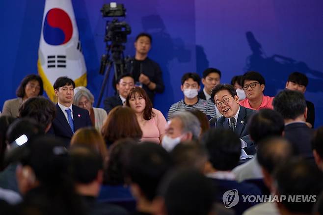 이재명 대통령, 충청 타운홀 미팅 (서울=연합뉴스) 대통령실은 이재명 대통령이 4일 대전컨벤션센터에서 충청 타운홀 미팅을 갖는 모습을 5일 SNS에 공개했다. 2025.7.5 [이재명 대통령 SNS. 재판매 및 DB 금지] photo@yna.co.kr