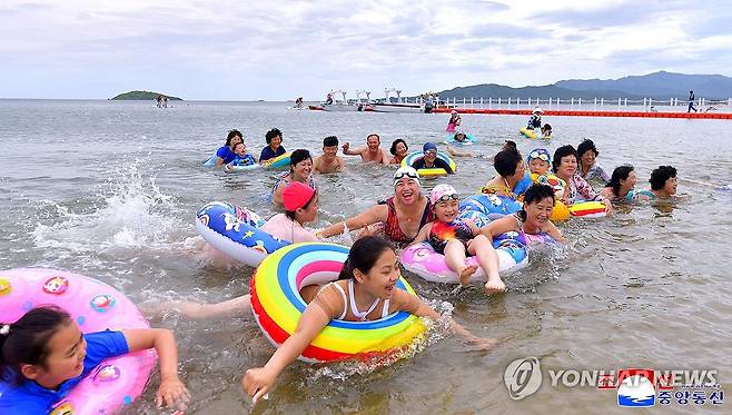 원산갈마해안관광지구서 물놀이하는 북한 주민들 (평양 조선중앙통신=연합뉴스) 지난 1일 개장한 북한 원산갈마해안관광지구 십리백사장에 해안관광을 즐기기 위해 전국 각지에서 근로자들이 끊임없이 찾아와 연일 흥성이고 있다고 조선중앙통신이 3일 보도했다. 2025.7.3 
    [국내에서만 사용가능. 재배포 금지. For Use Only in the Republic of Korea. No Redistribution] nkphoto@yna.co.kr