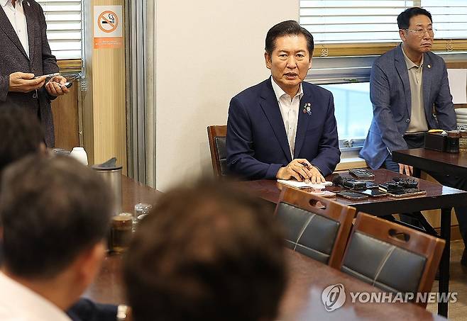 대구 찾은 정청래 의원 (대구=연합뉴스) 윤관식 기자 = 더불어민주당 당대표 후보인 정청래 의원이 14일 대구 동구 한 식당에서 열린 더불어민주당 대구·경북 핵심 당원 간담회에서 모두발언하고 있다. 2025.7.14 psik@yna.co.kr