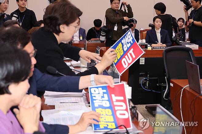 피켓 떼어내는 국민의힘 의원들 (서울=연합뉴스) 김주성 기자 = 14일 국회 여성가족위원회에서 열린 강선우 여성가족부 장관에 대한 인사청문회에서 국민의힘 의원들이 강 후보자 사퇴를 요구하는 피켓을 여당의 항의가 이어지자 떼어내고 있다. 2025.7.14 utzza@yna.co.kr