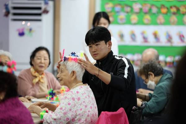 지난 6월 수원FC 선수들이 수원지역 노인주간보호센터를 찾아 사회공헌 활동을 하고 있다. /수원시 제공