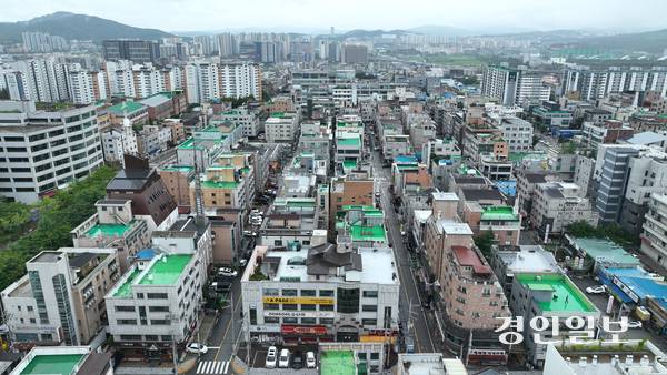 이재명 정부가 공공주택 공급 확대를 약속하면서, 도심 공공주택 복합사업과 공공재개발 등이 탄력을 받을 전망이다. 사진은 15일 화성시 진안동 공공재개발 사업 일대의 모습. 2025.7.15 /최은성기자 ces7198@kyeongin.com