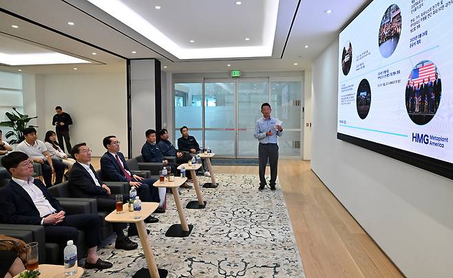 ▲ 유정복 인천시장이 지난 11일(현지시각) 미국 조지아주 엘라벨에 있는 현대자동차그룹 메타플랜트 아메리카(HMGMA)를 방문해 관계자 설명을 듣고 있다. /사진제공=인천시