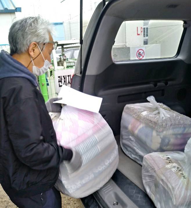 ▲ 인천시 '찾아가는 세탁 서비스'로 장애인 직업 재활 시설에서 세탁이 끝난 이불이 배송 차량에 실리고 있다. /사진제공=인천시