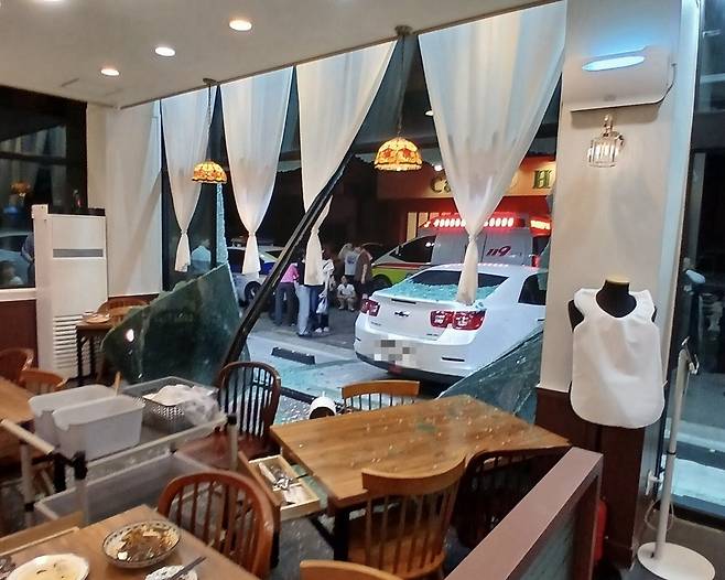 ▲ 지난 11일 오후 8시58분쯤 인천 서구 청라동에서 20대 여성 A씨가 몰던 승용차가 후진 중 중식당으로 돌진해 손님 2명이 다쳤다. /사진제공=인천소방본부