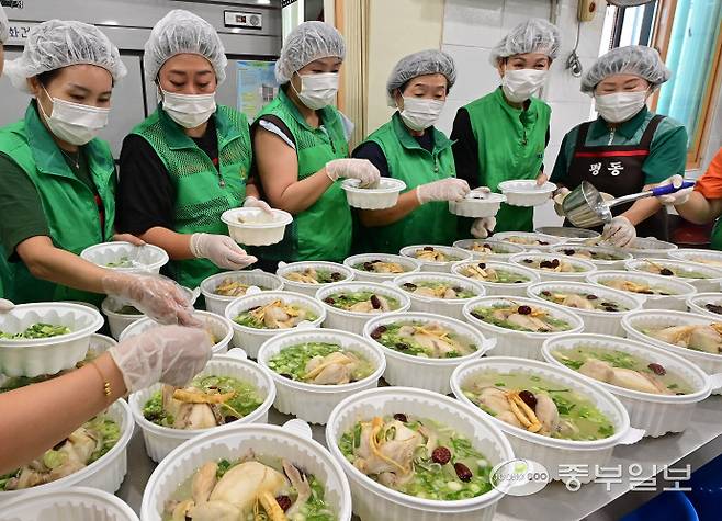 15일 오전 수원시 권선구 평동행정복지센터에서 열린 '효사랑 평동 사랑의 삼계탕 나눔'에서 평동새마을부녀회 관계자들이 지역 취약계층 50세대에게 전달할 삼계탕을 만들고 있다. 임채운기자
