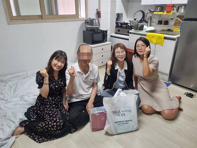 삶의 희망을 되찾은 최모 할아버지가 공공 임대주택에 입주해 용인시 신갈동 돌봄팀과 파이팅을 외치고 있다. <김형운 기자 >