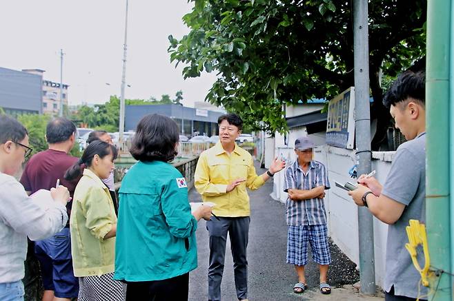 김종석 권선구청장이 15일 폭염에 대비해 취약계층 밀집지역에서 현장점검을 실시했다. <권선구청 제공>